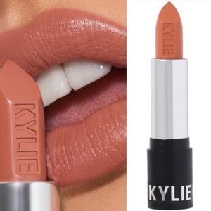 Kylie Jenner “Dulce De Leche” crème lipstick